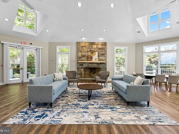 3rd image of 629 Admiral Dr Unit 306