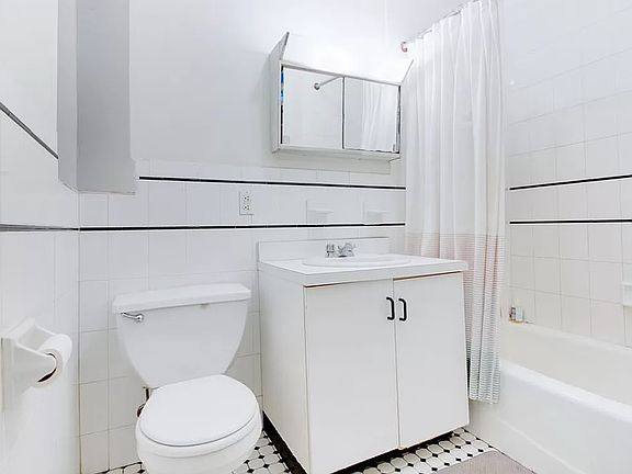 5th image of 114 E 28th St APT 6D