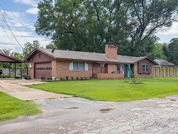 2nd image of 302 Clover Ln