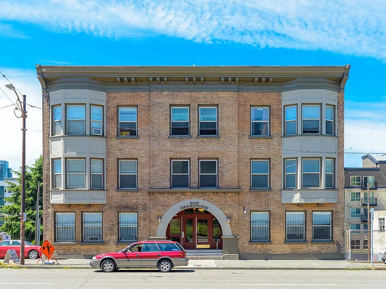 Grandview Apartments — Photo 6