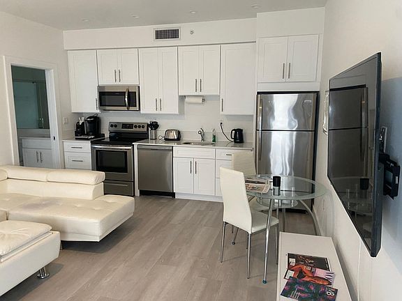 2nd image of 940 Michigan Ave #11