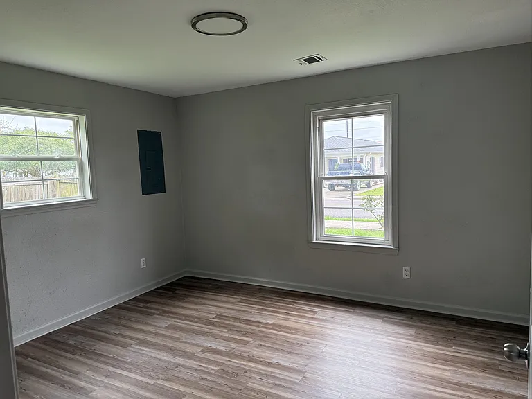 127 E Gilman Rd — Photo 8