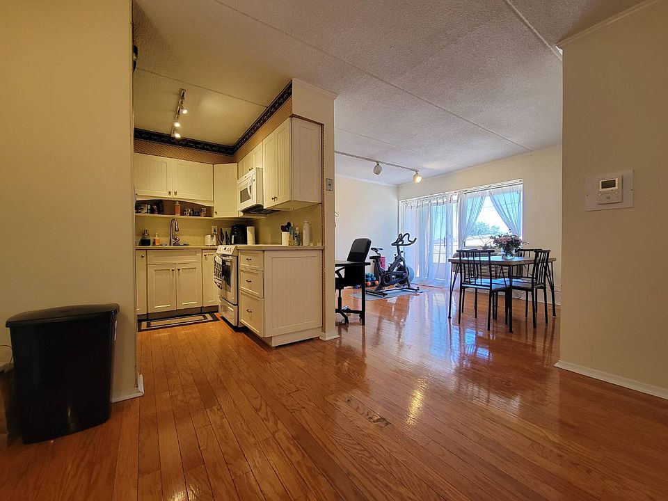 1st image of 205 Mineola Blvd #3c-floor 3