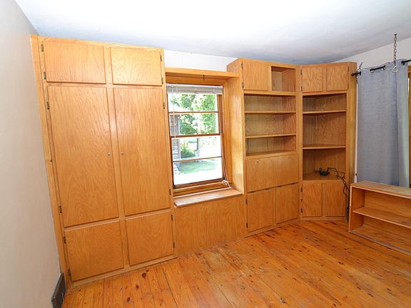 4th image of 806 5th St NE