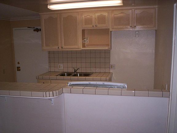 2nd image of 225 W 6th St APT 307