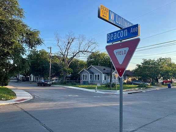 5th image of 700 W Lullwood Ave