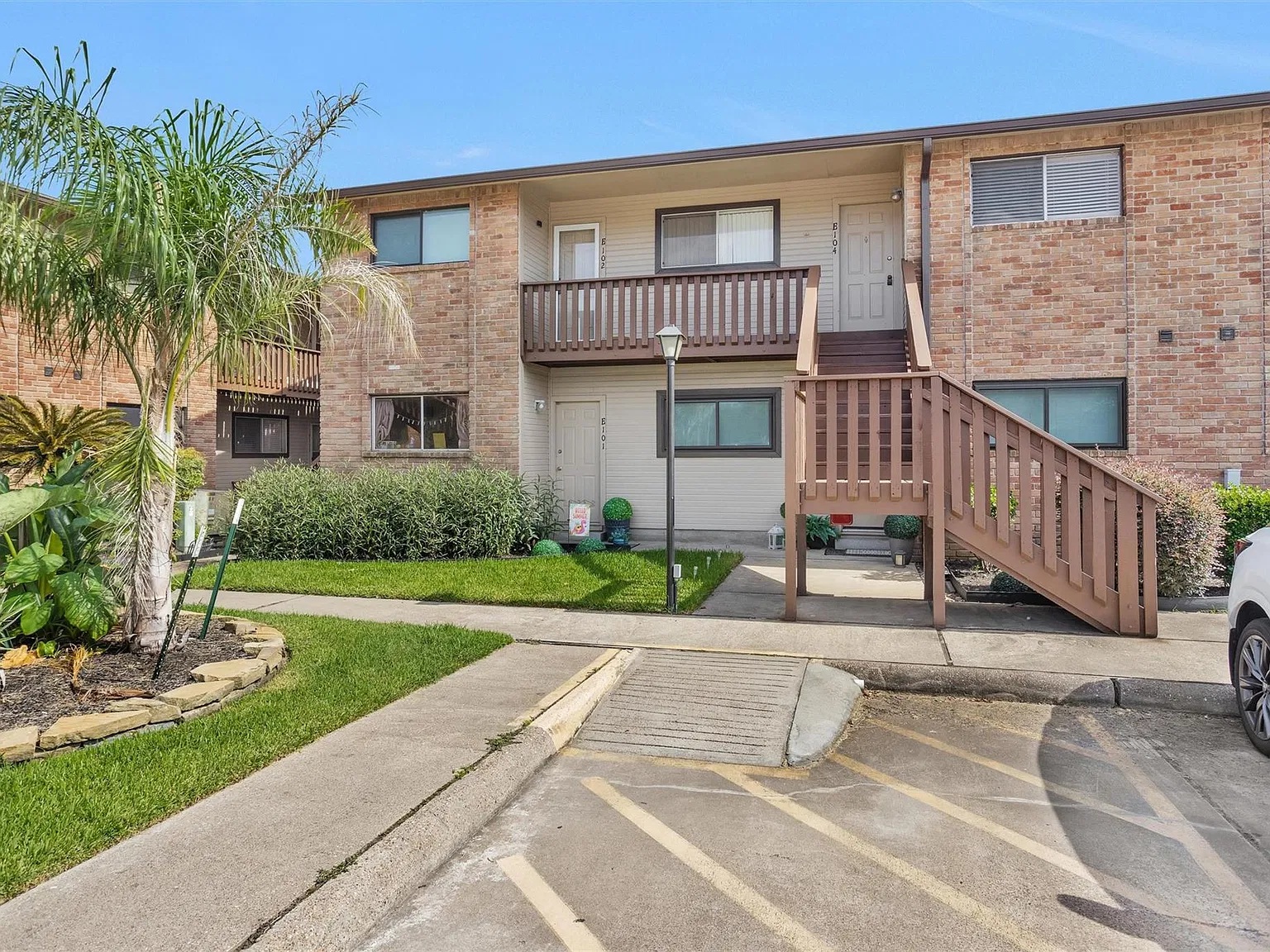 2 bed, 2.0 bath, 969 sqft, $1,375 — Photo 2