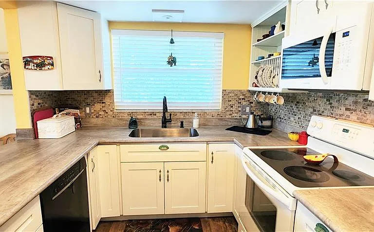 109 Georgetown Blvd #109 — Photo 10