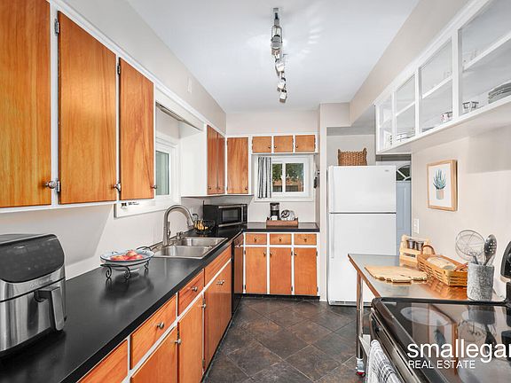 3rd image of 1905 Englewood Dr SE