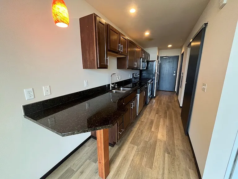 Galaxie High Rise Apartments — Photo 4
