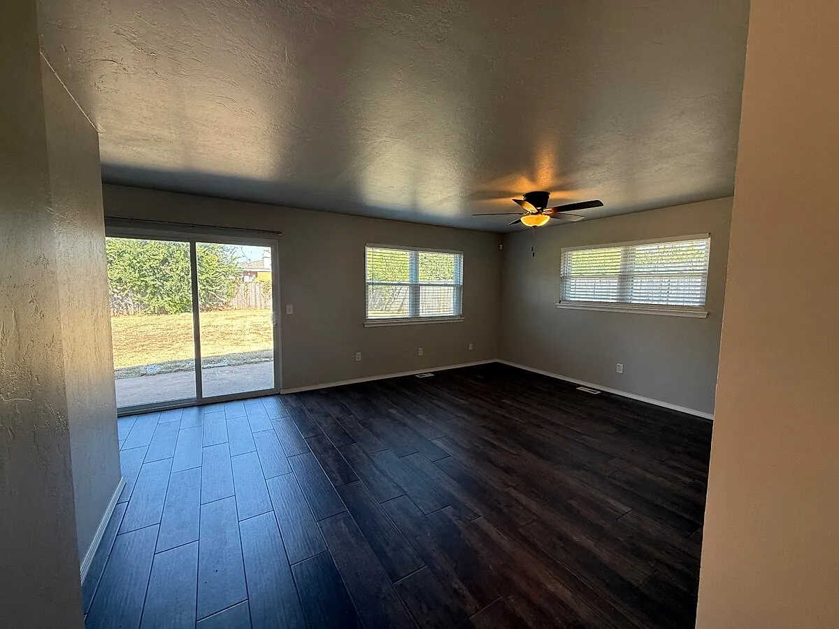 3 bed, 2.0 bath, 1145 sqft, $1,600 — Photo 4