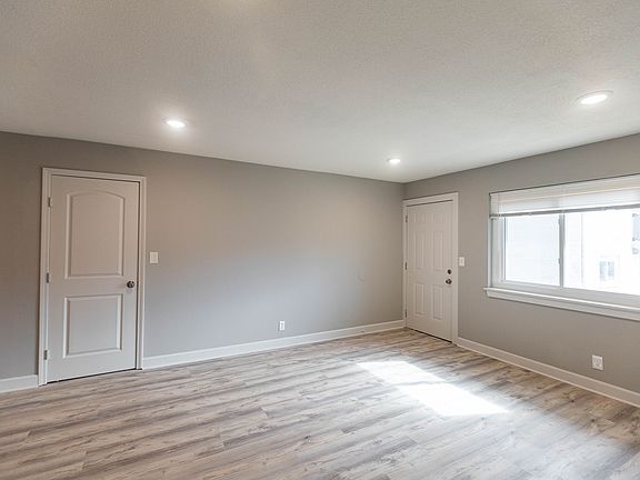 4th image of 11221 W 60th St