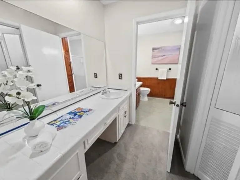 205 W Ash Ln — Photo 19