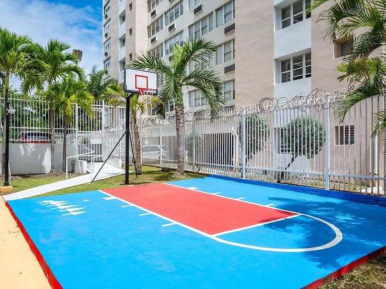 COND LOS PINOS AVE ISLA VERDE TORRE ESTE 2-E — Photo 31