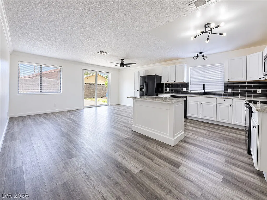 4 bed, 1.0 bath, 1636 sqft, $2,200 — Photo 3