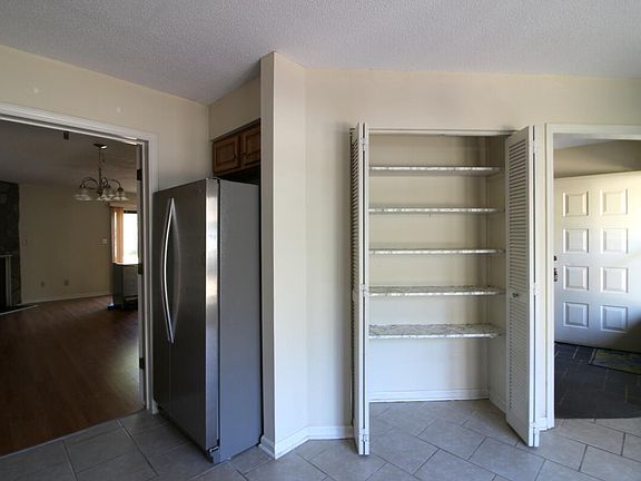 5th image of 111 Mossbark Ln