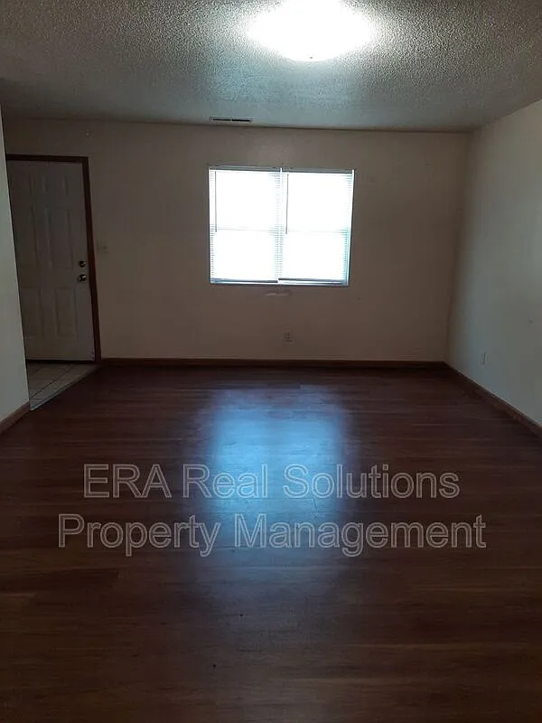 2 bed, 1.5 bath, 3264 sqft, $885 — Photo 2
