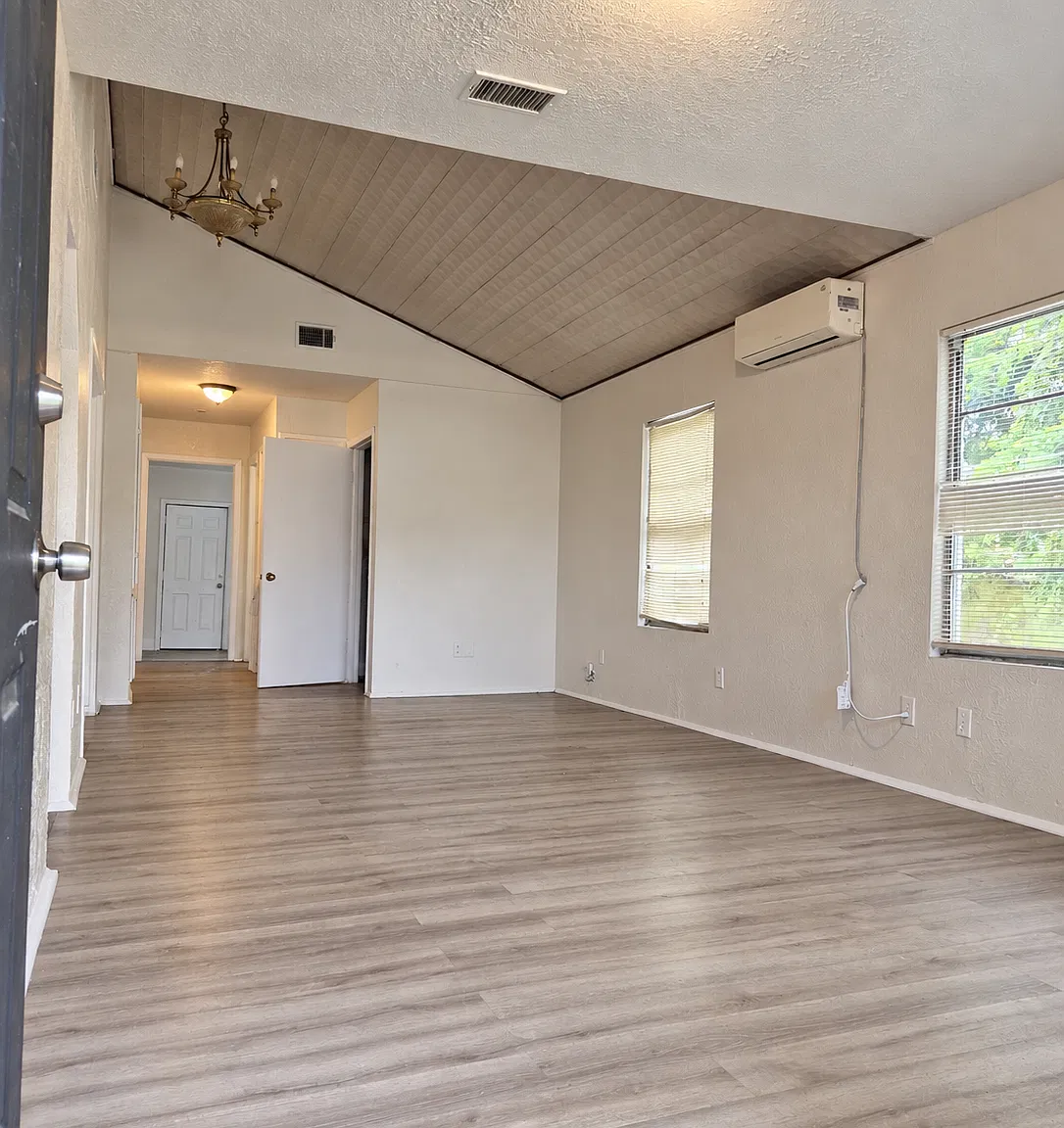 3 bed, 1.5 bath, 1496 sqft, $1,200 — Photo 3