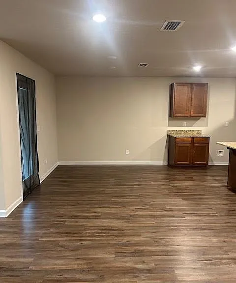 1718 Calgary Dr W — Photo 2