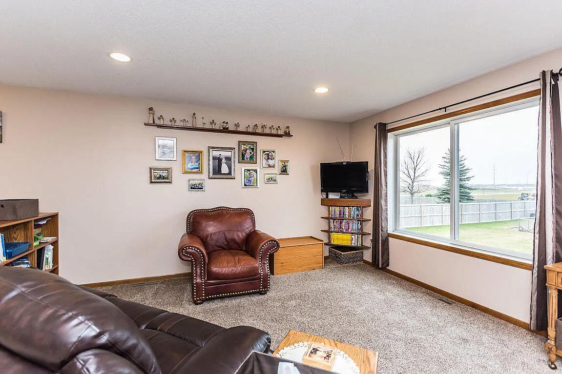 4 bed, $2,800 — Photo 4