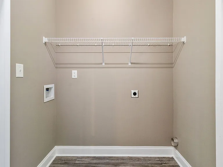 909 Charlotte St — Photo 17
