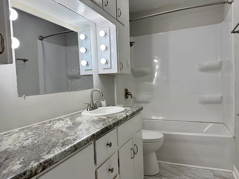 1156 Royal Dr — Photo 6