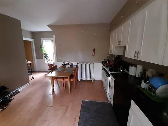 3rd image of 300 Jarvis St APT 1
