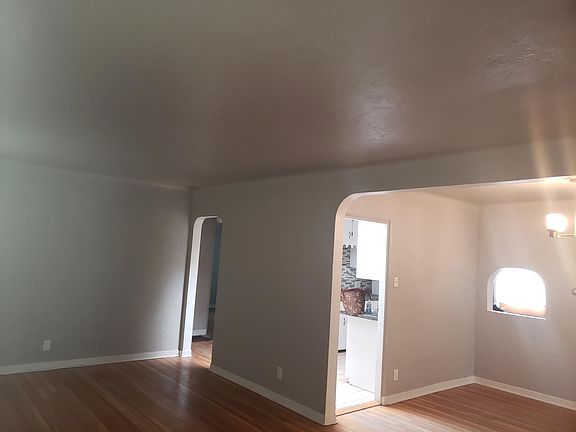 2nd image of 410 Richmond Pl NE