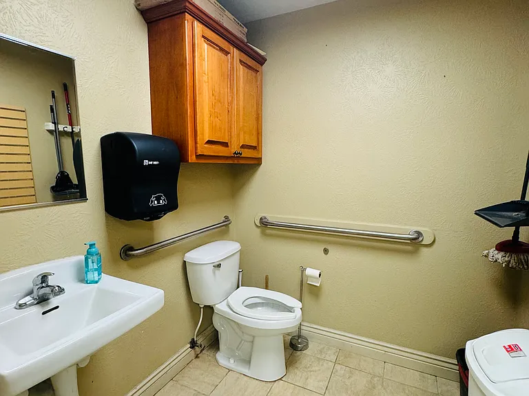 2905 Nederland Ave — Photo 11