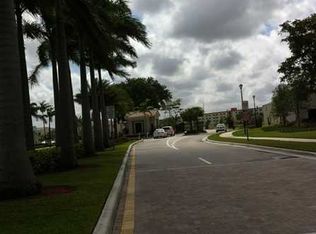 340 NE 194th St, Miami, FL 33179