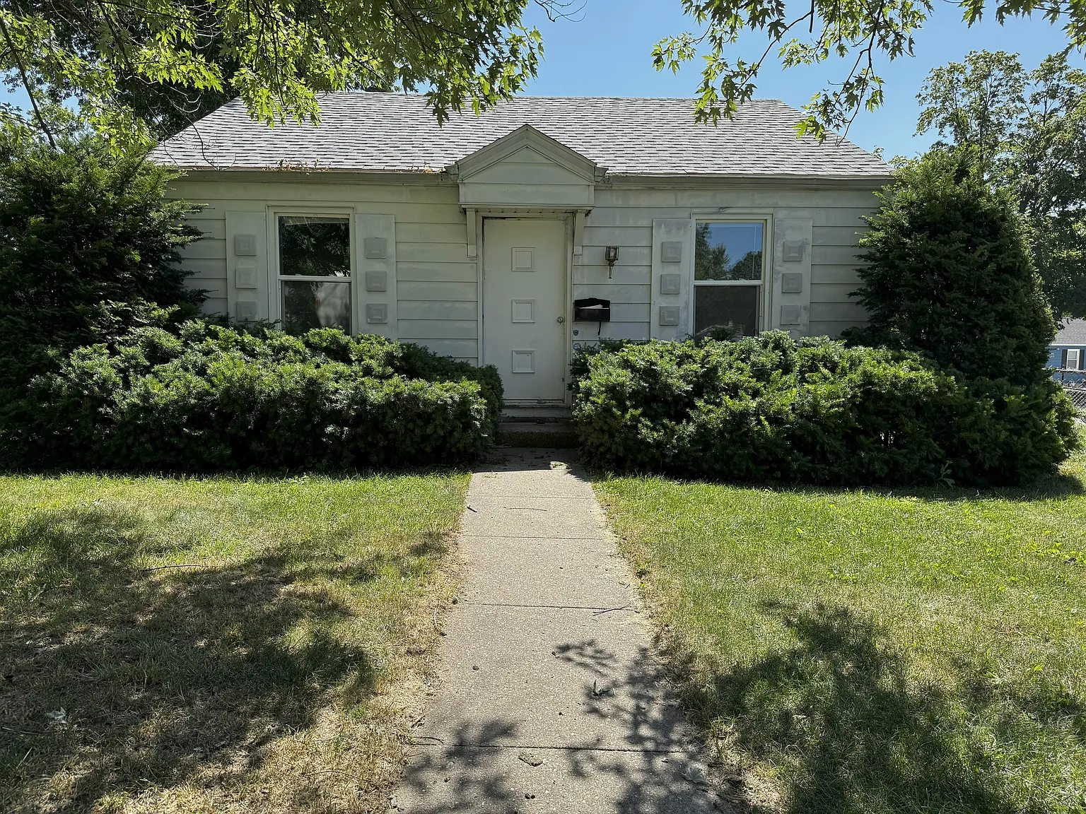 4704 N Edgebrook Dr photo 1