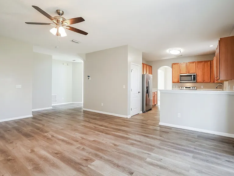 880 Thoroughbred Dr — Photo 5
