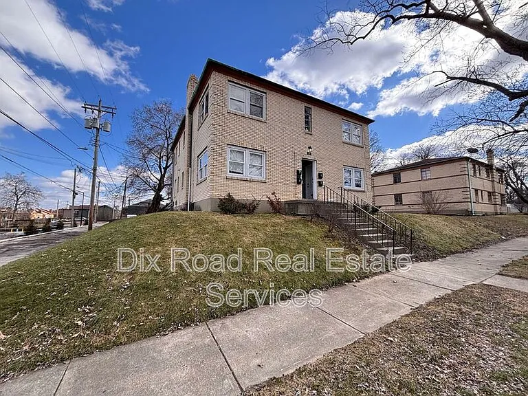 24 E St S #C — Photo 1