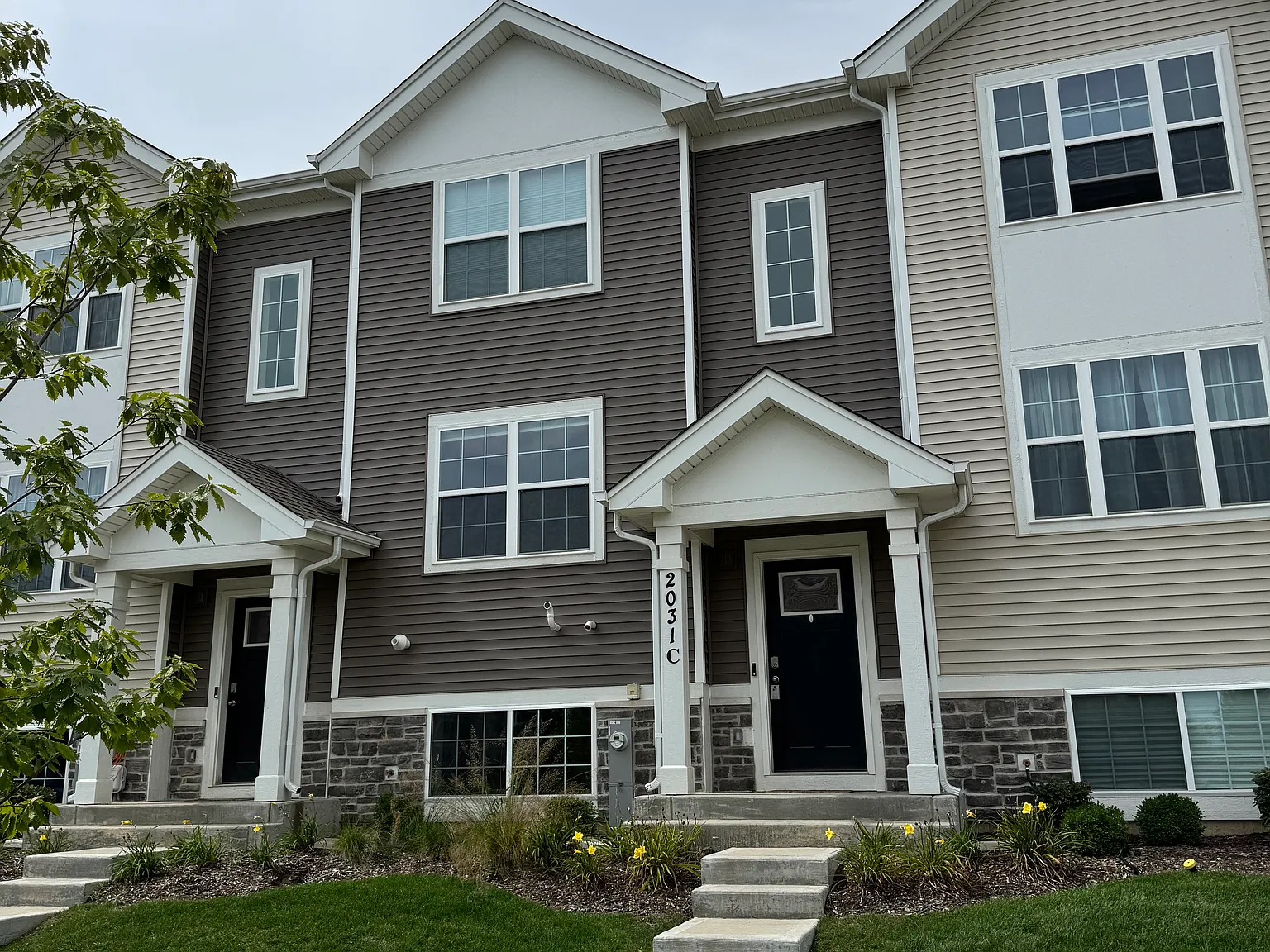 2 bed, 2.5 bath, 1579 sqft, $2,200 — Photo 1