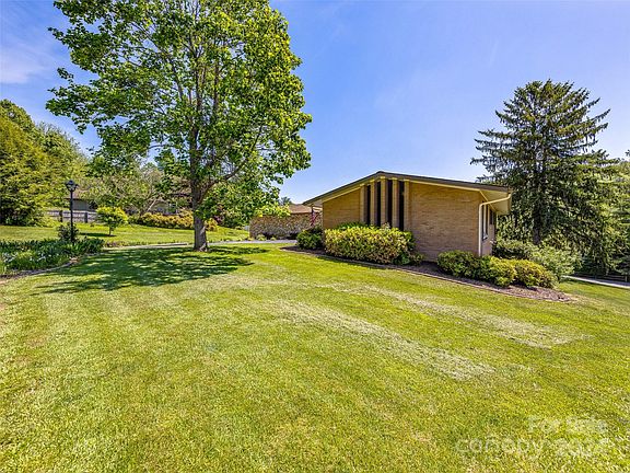 5th image of 220 Northfield Ct