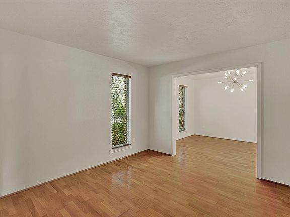 3rd image of 334 W Castle Harbour Dr