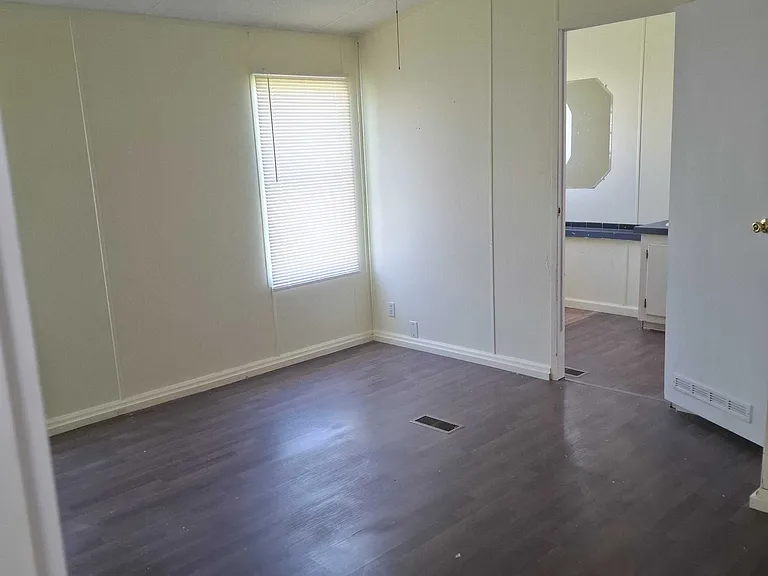 399 W Victory Ave — Photo 5