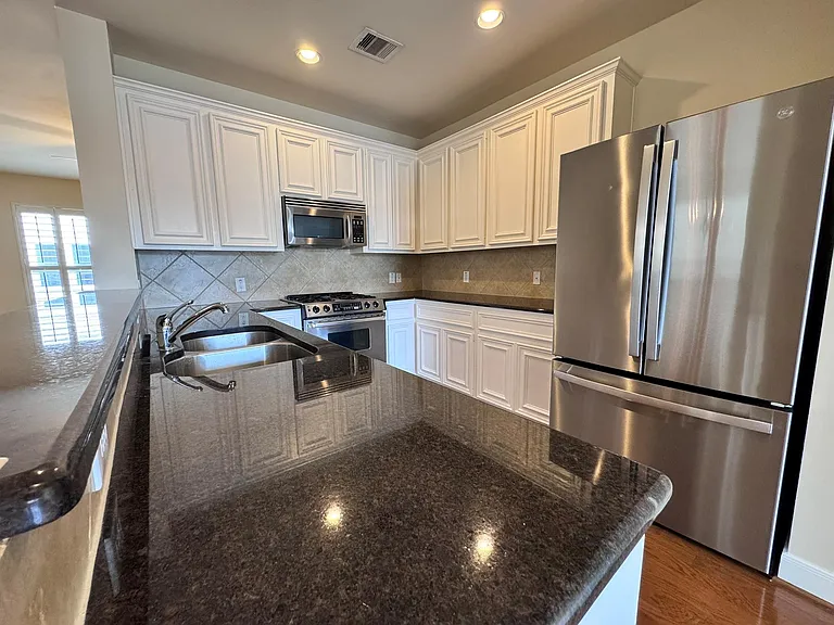 2333 Ann St — Photo 15