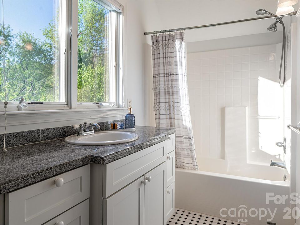 40th image of 10 Dogwood Hills Ln #12