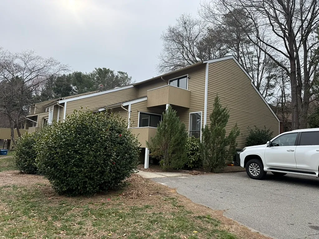 3 bed, 2.5 bath, 2349 sqft, $2,200 — Photo 2