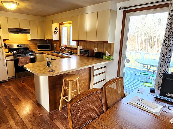 eat-in kitchen and dining area