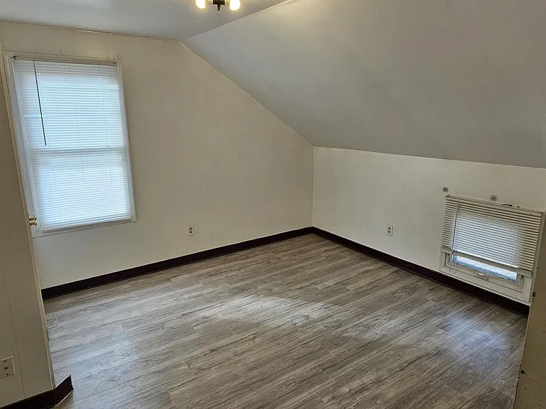 402 W Green St — Photo 7