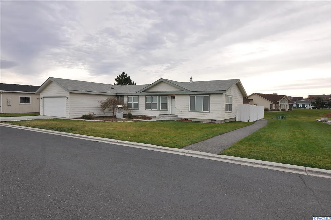 543 Wisteria St photo 1