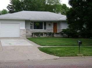 242 S Scott St, Gretna, NE 68028