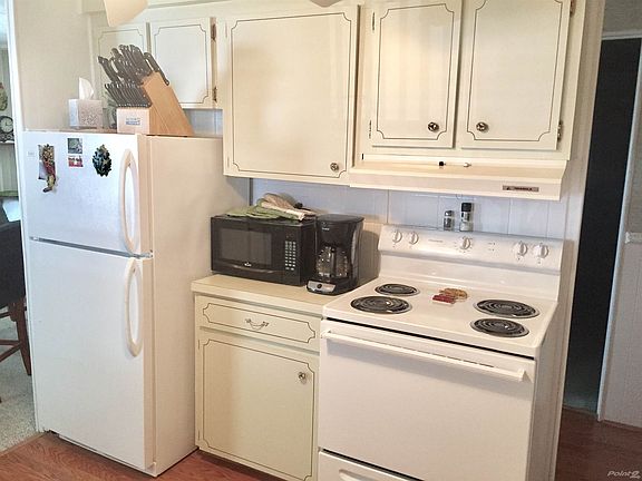 Kitchen-CLEAN, LIGHT & BRIGHT!!