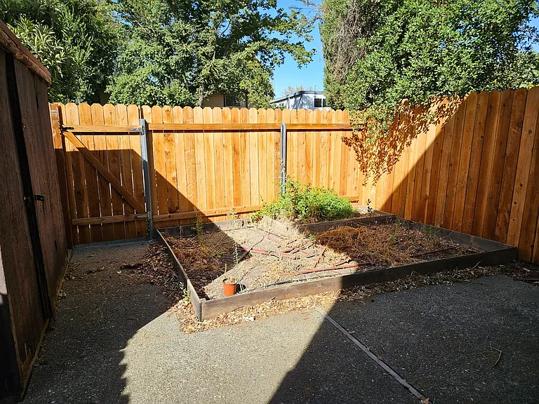 1581 Drake Dr — Photo 17