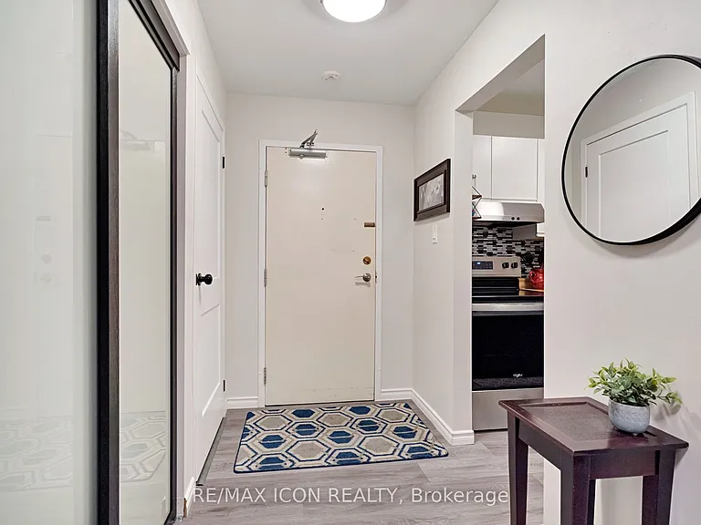 733 E Deveron Cres #319 — Photo 3