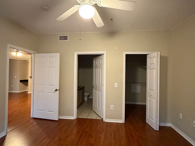 Room 1: Features an en-suite bathroom with a bathtub and shower, plus a spacious closet.