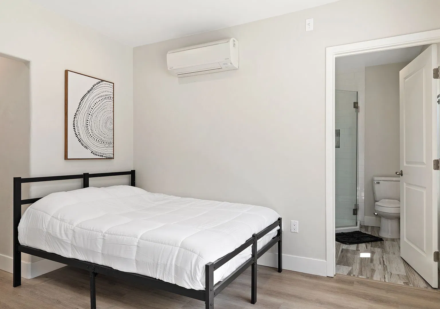 A 6 Bedroom, 6 Bathroom apartment with common areas and a fully functional kitchen at 1709 Kelton... — Photo 3