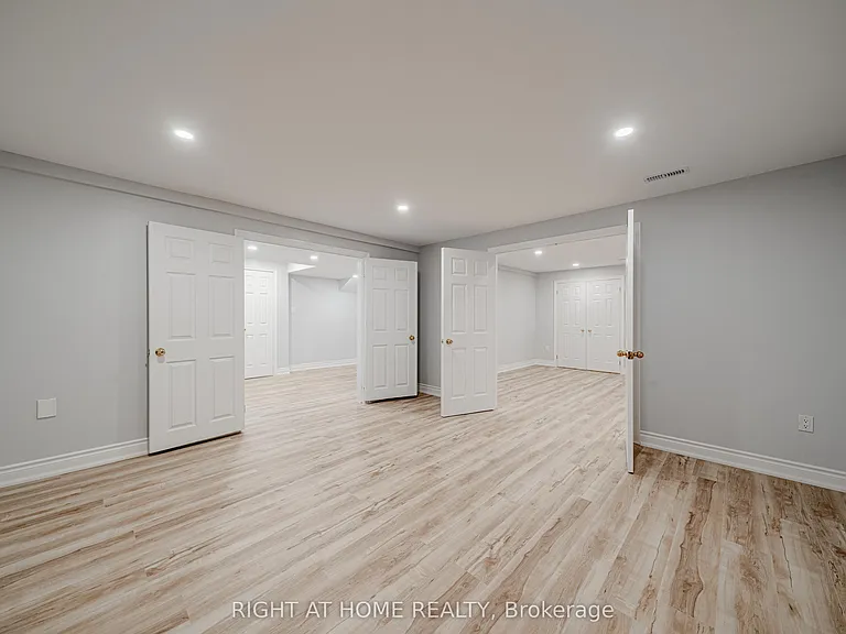 3 Glenayr Rd #LOWER — Photo 24